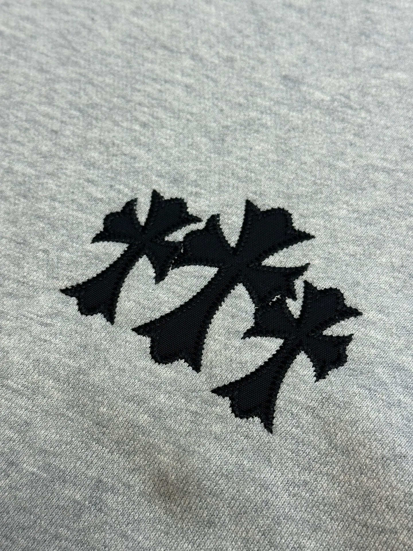 P490 Chrome Hearts Chrome Hearts Logo Hooded Sweatshirt. Customized heavy fortress intertwined air cotton, Chrome Hearts cross patch embroidery decoration on the chest, becoming the ultimate interpretation of dark gothic style. CH Gothic font is the finishing touch on the back panel, making the totem become your spiritual punctuation. The logo iron plate sways slightly with the swing of the body, adding a sense of movement and vitality.  Adopting imported machine appliqué embroidery technology, using advanced computer control systems and precision mechanical components, the Chrome Hearts logo appliqué embroidery operation is realized, presenting an embroidery effect with both clarity and three-dimensionality size: s m l xl